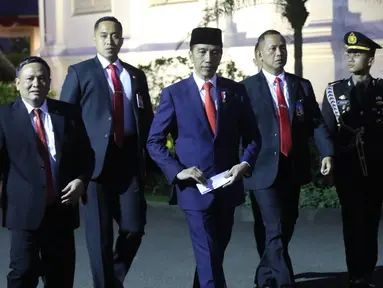 Presiden Joko Widodo atau Jokowi (tengah) berjalan saat tiba di Istana Merdeka, Jakarta, Minggu (20/10/2019). Usai dilantik menjadi Presiden RI untuk kedua kalinya, Jokowi  langsung kembali ke Istana Merdeka. (Liputan6.com/Angga Yuniar)