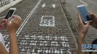 Pemerintah berinisiatif membuka jalan unik khusus pejalan kaki ini, untuk mereka yang kerap menatap layar ponsel ketika berada di jalan. (Oddity Central)