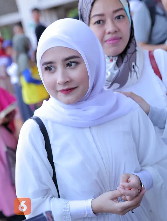 "1000 dinar ya itu bikin tenang aja. Artinya semoga Allah memberikan rezeki yang tidak disangka-sangka walaupun kita sudah kehilangan rejeki tapi dikasih rejeki yang tidak disangka-sangka," jelasnya. (Deki Prayoga/Bintang.com)