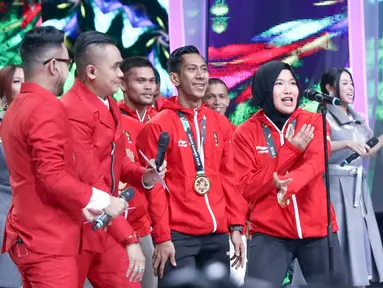 Peraih medali emas Asian Games 2018 dari cabor pencak silat, Hendy (tengah) dan Pipiet Kamelia (kerudung) memeriahkan Konser Terima Kasih Indonesia untuk Para Juara di Studio 5 Indosiar, Selasa (4/9). (Liputan6.com/Immanuel Antonius)
