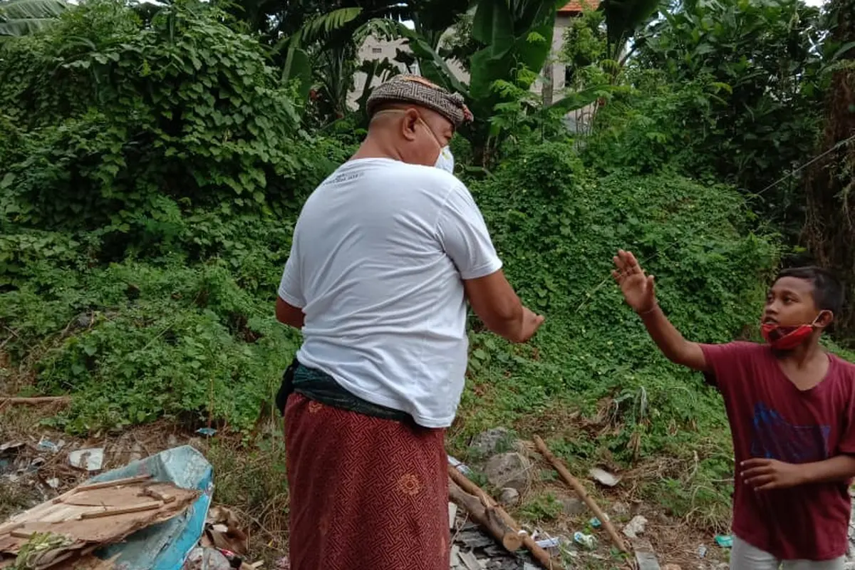 Penertiban warga yang tengah bermain layang-layang di areal Bandara I Gusti Ngurah Rai, Bali