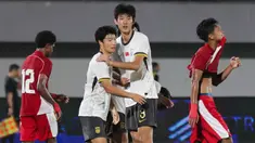Pemain Timnas China U-17 merayakan gol dalam laga uji coba melawan Indonesia di Indomilk Arena, Tangerang, Banten, Rabu (11/2/2026) malam. Timnas Indonesia U-17 kembali menelan kekalahan dalam laga melawan China. (Bola.com/Abdul Aziz)