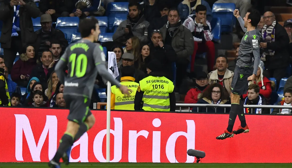 5. Perayaan gol kedua Real Sociedad yang dicetak Ruben Pardo pada menit ke-8 pada laga lanjutan La Liga Spanyol yang berlangsung di Stadion Santiago Bernabeu, Madrid, Senin (7/1). Real Sociedad menang 2-0 atas Real Madrid. (AFP/Gabriel Bouys)