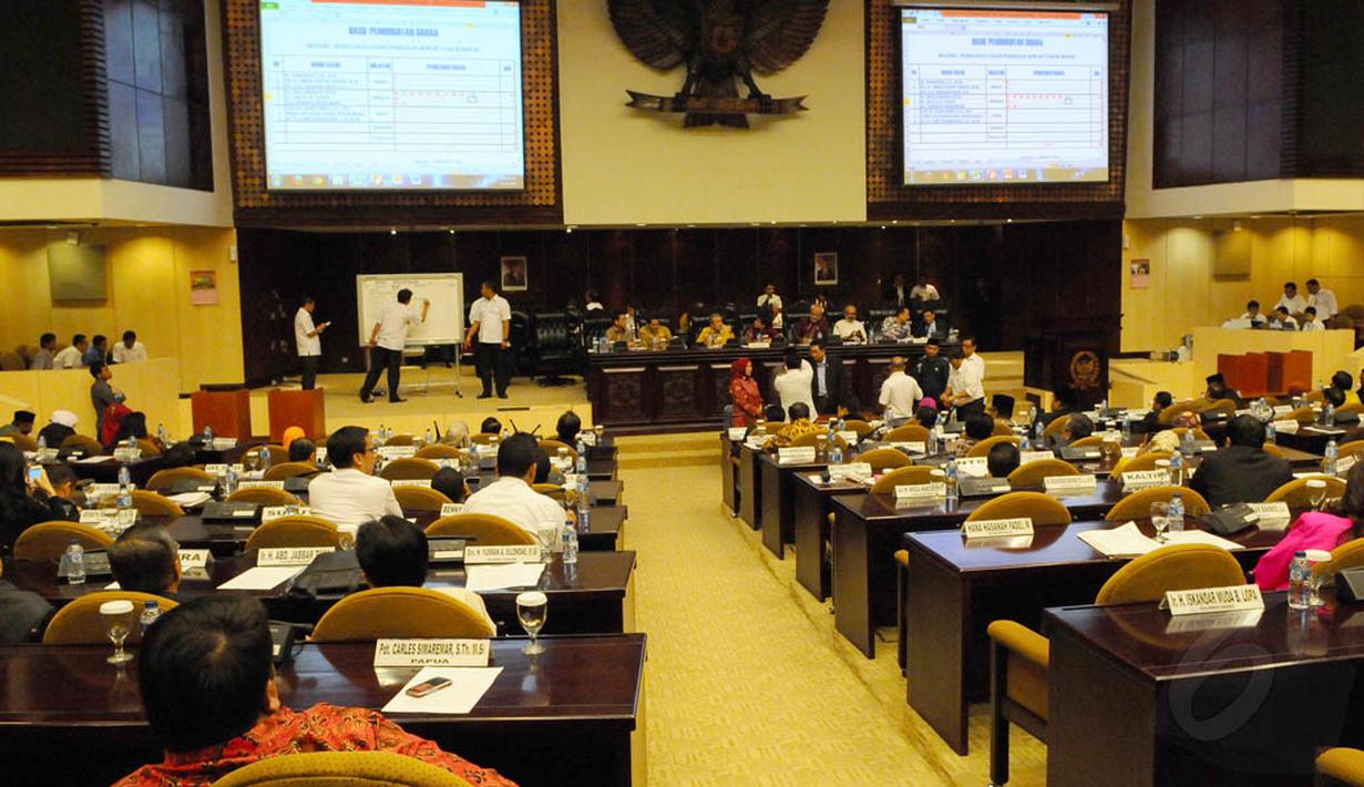 Sidang pleno DPD gelar pemungutan suara untuk memilih calon pimpinan MPR di Kompleks Parlemen, Jakarta, (6/10/14). (Liputan6.com/Andrian M Tunay)