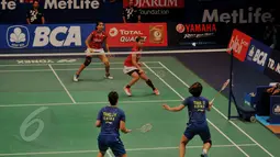 Ganda putri Indonesia, Greysia/Nitya saat berhadapan dengan pasangan Tang Jinhua/Tian Qing asal Tiongkok di final BCA Indonesia Open Superseries Premier 2015 di Jakarta, Minggu (7/6/2015). Tang JH/Tian Q menang 21-11, 21-10. (Liputan6.com/Andrian M Tunay)