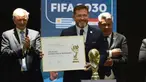 Presiden Paraguay, Alejandro Dominguez (tengah) memegang sertifikat yang mengesahkan Argentina, Paraguay, dan Uruguay sebagai negara tuan rumah Piala Dunia FIFA 2030 selama Kongres virtual FIFA di Luque, Paraguay pada 11 Desember 2024. (AFP/Daniel Duarte)