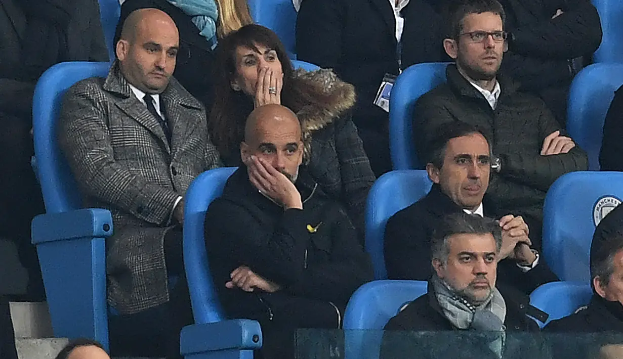 Pelatih Manchester City, Pep Guardiola menyaksikan timnya disingkirkan Liverpool dari bangku penonton pada leg kedua perempat final Liga Champions di Etihad, Rabu (11/4). Kejadian itu terjadi usai Guardiola memprotes wasit terlalu keras. (Paul ELLIS/AFP)