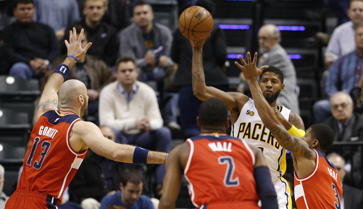 Pemain Indiana Pacers, Paul George (13) berusaha memberikan umpan melewati hadangan pemain Washington Wizards pada laga NBA basketball game di Bankers Life Fieldhouse, Indianapolis, (19/12/2016). (Reuters/Brian Spurlock-USA TODAY Sports)