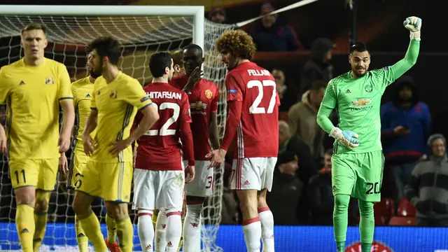 Kiper Manchester United (MU), Sergio Romero, merayakan kemenangan atas FC Rostov pada leg kedua babak 16 besar Liga Europa di Old Trafford, Jumat (17/3/2017) dinihari WIB.