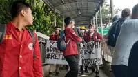 Mahasiswa berkumpul di halte JCC sebelum menuju ke gedung DPR, Senin (30/9/2019). (Liputan6.com/Yopi Makdori)