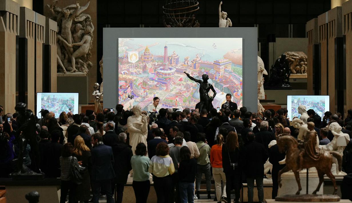 Sejumlah pengunjung melihat poster Olimpiade dan Paralimpiade Paris 2024 saat dipamerkan di Museum Orsay (Musée d'Orsay), Paris, Prancis pada Senin (4/3/2024) waktu setempat. (AFP/Dimitar Dilkoff)