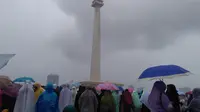 Hujan tak menyurutkan niat peserta demo 2 Desember salat Jumat, termasuk para peserta wanita. (Liputan6.com/Rezki Apriliya Iskandar)