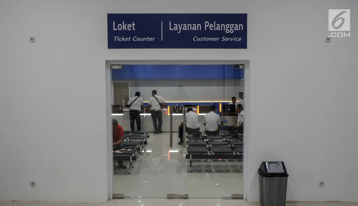 Suasana loket di Stasiun Jakarta Kota, Rabu (29/5/2019). PT KAI (Persero) difungsikannya Stasiun Jakarta Kota yang berlokasi di kawasan Kota Tua, Jakarta, sebagai stasiun keberangkatan dan kedatangan kereta api jarak jauh. (Liputan6.com/Faizal Fanani)