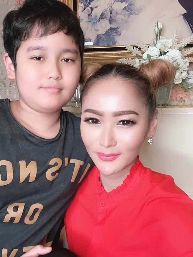7 Potret Kebersamaan Inul Daratista dan Sang Putra, Buatkan Kue Ulang Tahun Spesial