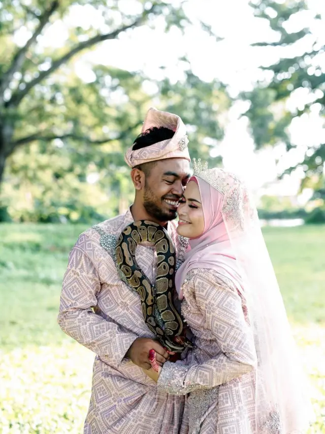 Ganti Buket Bunga dengan Ular (Sumber: Siakapkeli)
