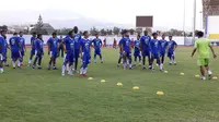 Sesi latihan Persib di Lapangan Sport Arcamanik, Bandung, Senin (14/5/2018). (Bola.com/Erwin Snaz)