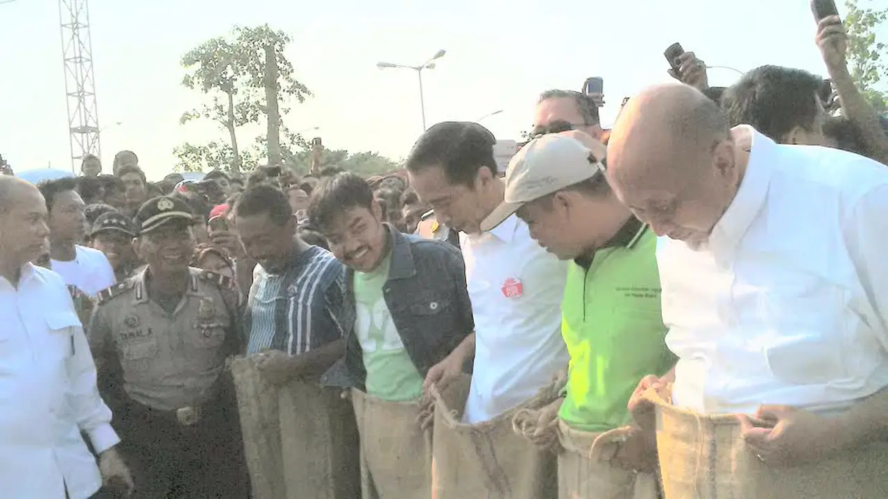 Hadiri HUT RI di Waduk Pluit, Jokowi Ikuti Lomba Balap Karung