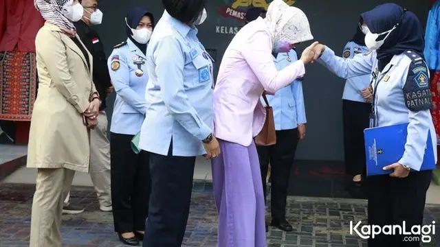 Diwarnai Tangis, Ini 7 Potret Detik-detik Angelina Sondakh Bebas dari Penjara