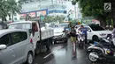 Kendaraan terjebak kemacetan saat melintas di sekitar TPU Karet Bivak, Jakarta, Sabtu (4/5). Ramainya warga yang berziarah jelang Ramadan menimbulkan kemacetan di kawasan tersebut akibat banyak parkir liar serta warga yang berlalu lalang. (Liputan6.com/Immanuel Antonius)