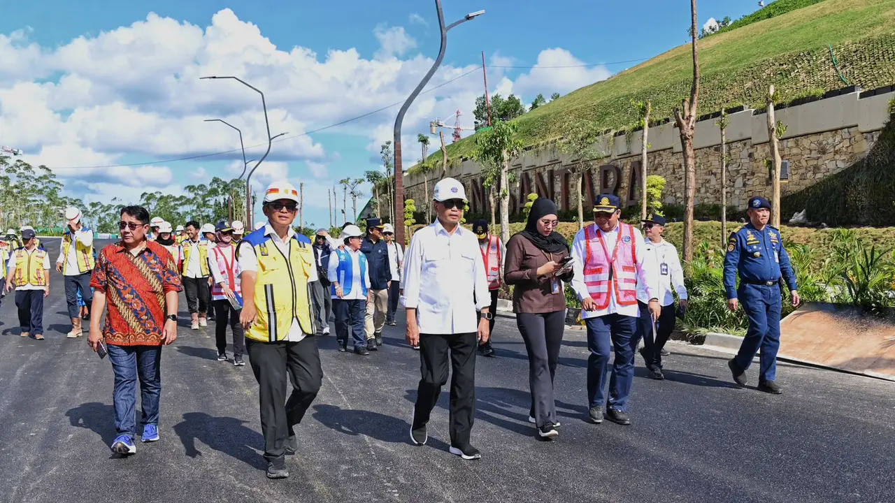 Menteri Perhubungan Budi Karya Sumadi meninjau lokasi jalur Trem Otonom di Jalan Sumbu Kebangsaan pada Kawasan Inti Pusat Pemerintahan (KIPP) IKN. (Dok Kemenhub)