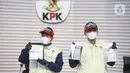 Petugas memperlihatkan barang bukti Operasi Tangkap Tangan (OTT) di Kantor Imigrasi Jakarta Barat, Gedung Merah Putih KPK, Jakarta, Kamis (4/6/2026). (Liputan6.com/Helmi Fithriansyah)