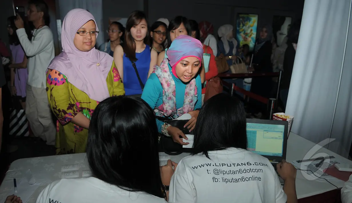 Sejumlah Cinemaholic saat menukarkan tiket jelang nonton bareng film Cinderella di Blitzmegaplex Central Park, Jakarta, Sabtu (14/3/2015). (Liputan6.com/Herman Zakharia)