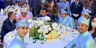 Duduk bersama Prabowo dan among lainnya, tampak Verrel tampil formal dengan mengenakan atasan beskap polos warna blue sky. Verrel pun tampak gagah malam itu. [@bramastavrl]