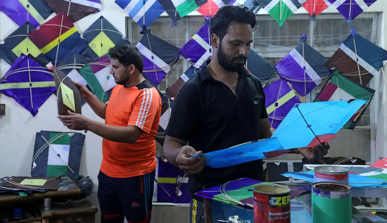 Seorang pria Irak membeli permainan tradisional layang-layang  selama bulan Ramadan di sebuah toko di Kerbala pada 12 Mei 2019. Bermain layang-layang merupakan salah satu cara muslim Irak untuk mengisi waktu sambil menunggu saat berbuka puasa (ngabuburit). (REUTERS/Abdullah Dhiaa Al-Deen)