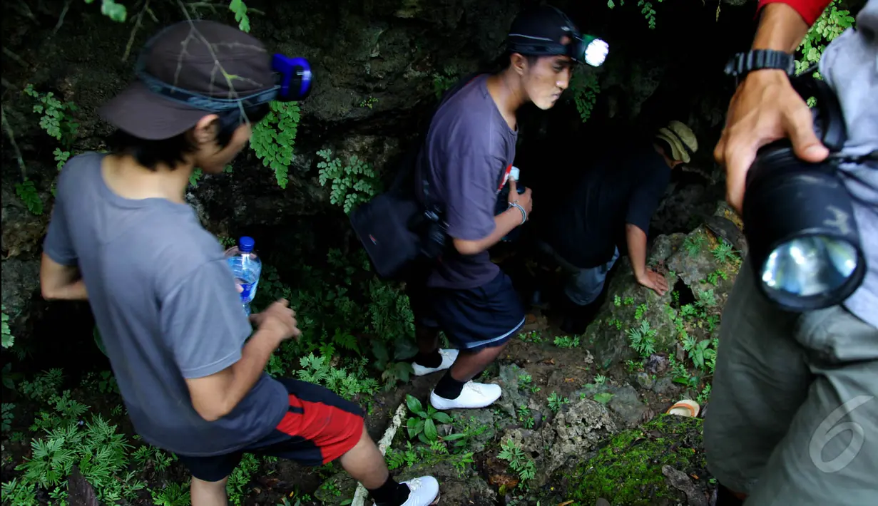 Setelah menyusuri lebatnya hutan, tibalah kami di mulut Goa Bagong. Rasa penasaran menyusup ke setiap hati tim ekpedisi, Jawa Barat ,  Sabtu (17/5/2015). (Liputan6.com/Andrian M Tunay)