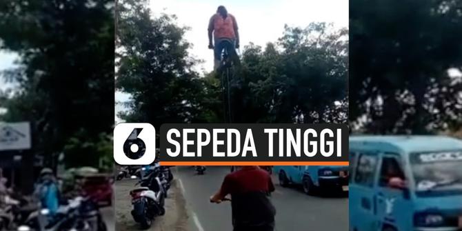 VIDEO: Anti Mainstream, Pria Kayuh Sepeda Super Tinggi di Jalan Raya