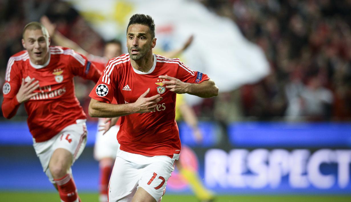 Pemain Benfica, Jonas Oliveira  merayakan golnya ke gawang FC Zenith Saint-Petersburg pada leg pertama babak 16 besar Liga Champions di Luz stadium, Lisbon. (AFP / Patricia De Melo Moreira)