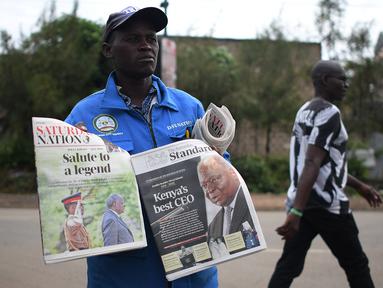 Seorang penjual menjajakan koran lokal dengan penghormatan untuk mantan presiden Kenya Mwai Kibaki, di Nairobi, pada 23 April 2022. Mantan Presiden Kenya, Mwai Kibaki, yang pernah memimpin negara Afrika Timur itu selama lebih dari satu dekade, dikabarkan meninggal dunia pada Jumat (22/4) di usia 90 tahun. (Simon MAINA / AFP)
