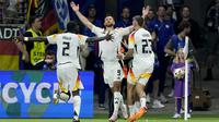 Selebrasi striker Timnas Jerman, Niclas Fullkrug (tengah) bersama rekan setim setelah mencetak gol penyeimbang 1-1 ke gawang Timnas Swiss pada laga matchday ketiga Grup A Euro 2024 di Waldstadion, Frankfurt, Jerman, Minggu (23/6/2024). (AP Photo/Martin Meissner)
