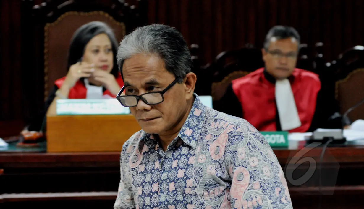 Mantan pegawai Dishub DKI, Hasbi Hasibuan menjadi saksi di sidang Udar Pristono di Pengadilan TIPIKOR, Jakarta, Rabu, (06/05/2015). Dalam kesaksian nya Hasbi mengatakan Udar telah mencairkan dana proyek Bus TransJakarta. (Liputan6.com/Andrian M Tunay)