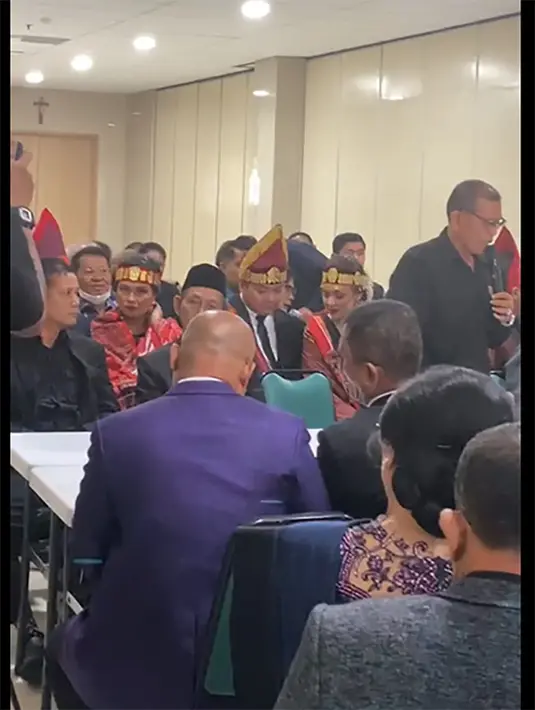 Setelah menggelar upacara adat tersebut, pemeran dalam film Bulan Terbelah di Langit Amerika itu resmi menyandang Boru Aruan. [Instagram/riantic]