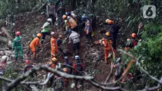 Tim SAR gabungan berusaha mencari sisa korban tanah longsor akibat gempa Cianjur di kawasan Cugenang, Kabupaten Cianjur Jawa Barat, Jumat (25/11/2022). Upaya pencarian korban terpaksa dihentikan sementara akibat hujan. (Liputan6.com/Helmi Fithriansyah)