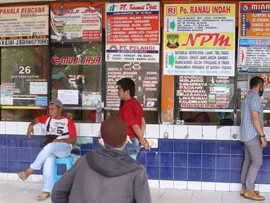 Calon penumpang menunggu bus di Terminal Kali Deres, Jakarta Barat, Rabu (10/6/2020). Kementerian Perhubungan (Kemenhub) telah menyiapkan sejumlah persiapan untuk menghadapi skema kehidupan baru atau new normal. (Liputan6.com/Angga Yuniar)