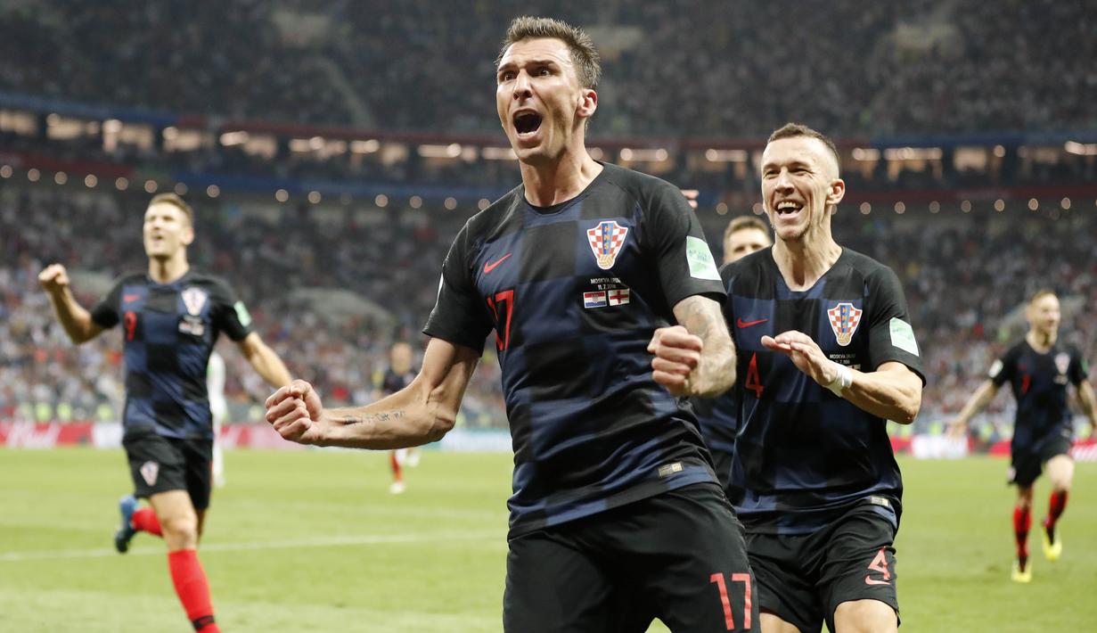 Striker Kroasia, Mario Mandzukic, melakukan selebrasi usai mencetak gol ke gawang Inggris pada laga semifinal Piala Dunia di Stadion Luzhniki, Rabu (11/7/2018). Kroasia menang 2-1 atas Inggris. (AP/Frank Augstein)