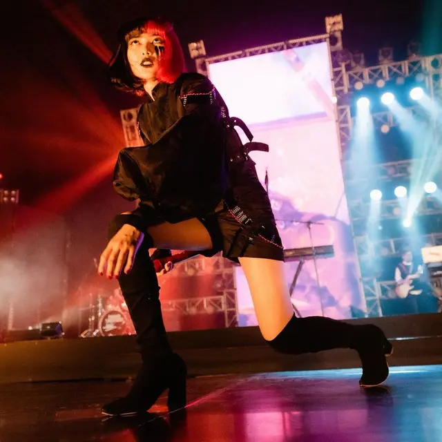 Gaya Keren Isyana Sarasvati dengan Rambut Setengah Merah Layaknya Penyanyi Rock Kekinian