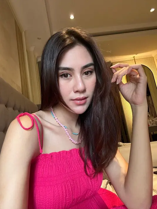 <p>Dalam selfie terbarunya, Syahnaz dikomentari melakukan oplas. Mengenakan atasan bertali spageti berwarna magenta, Syahnaz tampil cantik dengan makeup minim bernuansa merah muda dan rambut lurusnya dibiarkan tergerai. Foto: Instagram.</p>