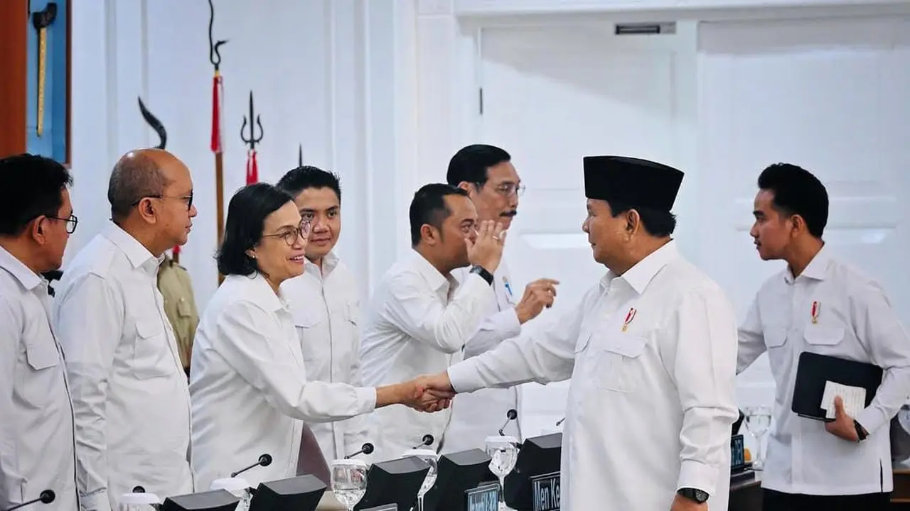 Menteri Keuangan Sri Mulyani Indrawati menghadiri Rapat Kabinet Merah Putih di Istana Negara.