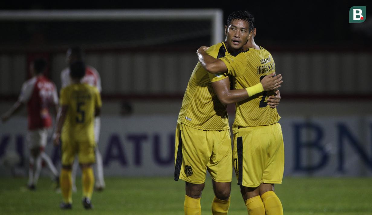 Bek Bhayangkara FC, Jajang Mulyana, memeluk Indra Kahfi usai mengalahkan Persipura pada laga Liga 1 Indonesia di Stadion PTIK, Jakarta, Senin (18/11). Bhayangkara menang 2-0 atas Persipura. (Bola.com/Vitalis Yogi Trisna)