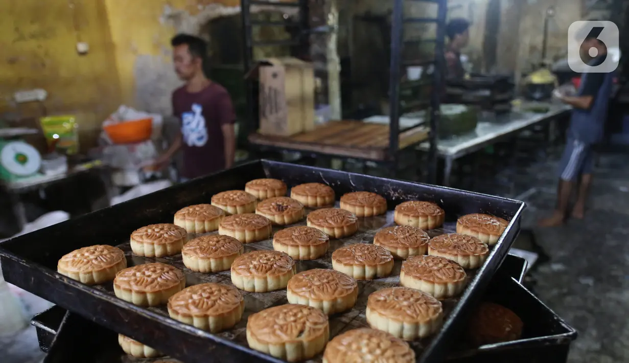 Pekerja menyelesaikan pembuatan kue kering di Jakarta, Rabu (30/9/2020). Kemenkop UKM menyatakan realisasi penyaluran bantuan presiden (Banpres) produktif untuk UMKM senilai 2,4 juta/UKM hingga 21 September 2020 mencapai 5.909.647 usaha mikro atau sekitar 64,50 persen. (Liputan6.com/Angga Yuniar)