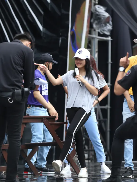 Pelantun lagu Sambalado itu juga mengaku bingung dengan video tersebut. Apalagi, banyak yang dilakukan selama ini menjadi rame. "Saya juga bingung apa aja juga jadi rame. apa aja jadi rame," celetuknya. (Adrian Putra/Bintang.com)