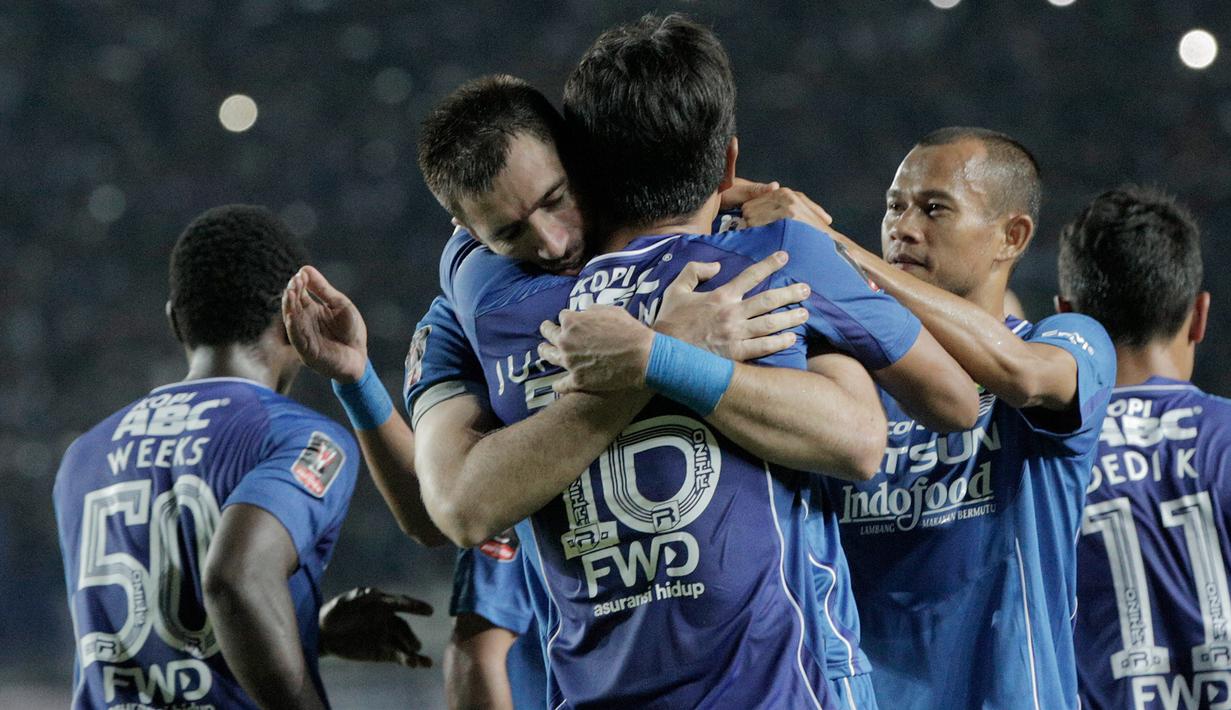 Bek Persib, Vladimir Vujovic, memeluk Ahmad Jufriyanto usai membobol gawang PSM pada laga Piala Presiden 2017 di Stadion Si Jalak Harupat, Jawa Barat, Senin (6/2/2017). Persib menang 1-0 atas PSM. (Bola.com/Peksi Cahyo) 