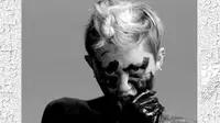 Tampil Topless, Miley Cyrus Cari Perhatian Liam Hemsworth