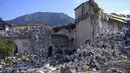 Seorang penduduk setempat memeriksa masjid Habib-i Neccar yang hancur di kota selatan bersejarah Antakya pada 11 Februari 2023, setelah gempa berkekuatan 7,8 melanda tenggara Turki. Masjid ini terletak di Antakya, salah satu kota yang paling parah terkena dampak di Turki. (Photo by Yasin AKGUL / AFP)
