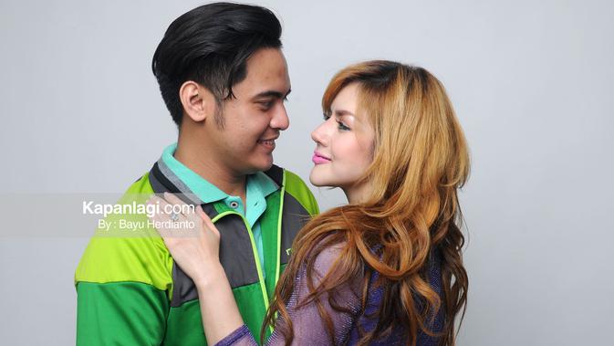 Dikabarkan keduanya menikah sekitar akhir tahun 2015 atau awal tahun 2016. Hubungan yang telah berjalan hampir dua tahun lamanya ini semakin mesra.(Kapanlagi/Bayu Herdianto)