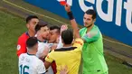 Wasit Mario Diaz memberi kartu merah kepada penyerang Argentina, Lionel Messi dan gelandang Chile Gary Medel selama pertandingan perebutan posisi ketiga Copa America 2019 di Arena Corinthians di Sao Paulo, Brasil (6/7/2019). Argentina menang tipis atas Chile 2-1. (AP Photo/Nelson Antoine)