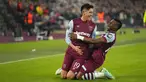 Selebrasi pemain West Ham United, Edson Alvarez (kiri) dan Mohammed Kudus, setelah mencetak gol ke gawang Freiburg dalam laga pamungkas fase Grup A Europa League 2023/2024 yang berlangsung di London Stadium, Jumat (15/12/2023). (AP Photo/Kirsty Wigglesworth)